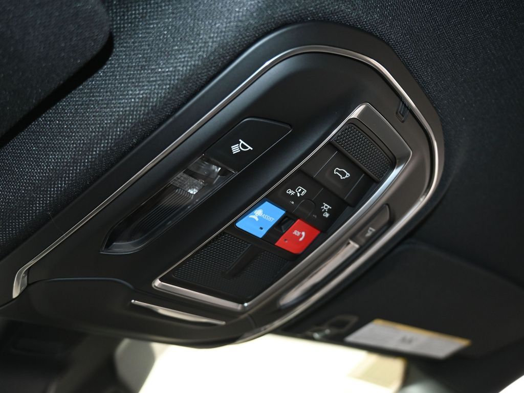 Used 2025 Diamond Black Crystal Pearlcoat Jeep Limited image 13