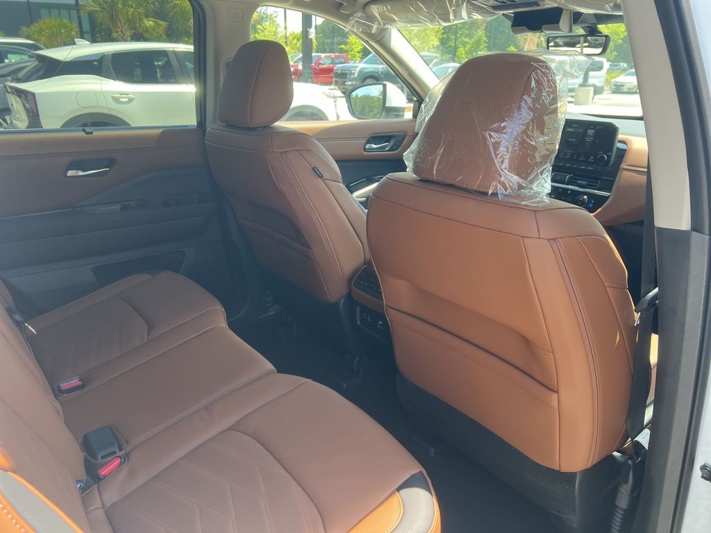 2025 Everest White Pearl Tricoat Nissan Pathfinder Platinum 4X4 SUV