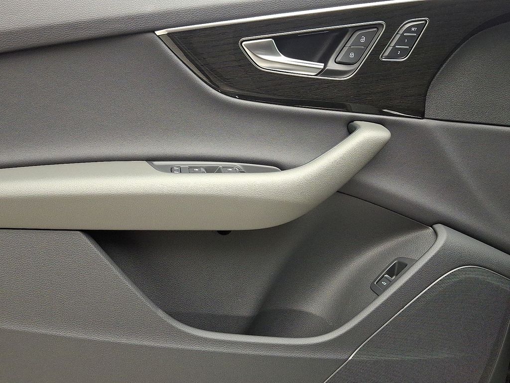 Thumbnail: 2025 Audi Q7 - 12