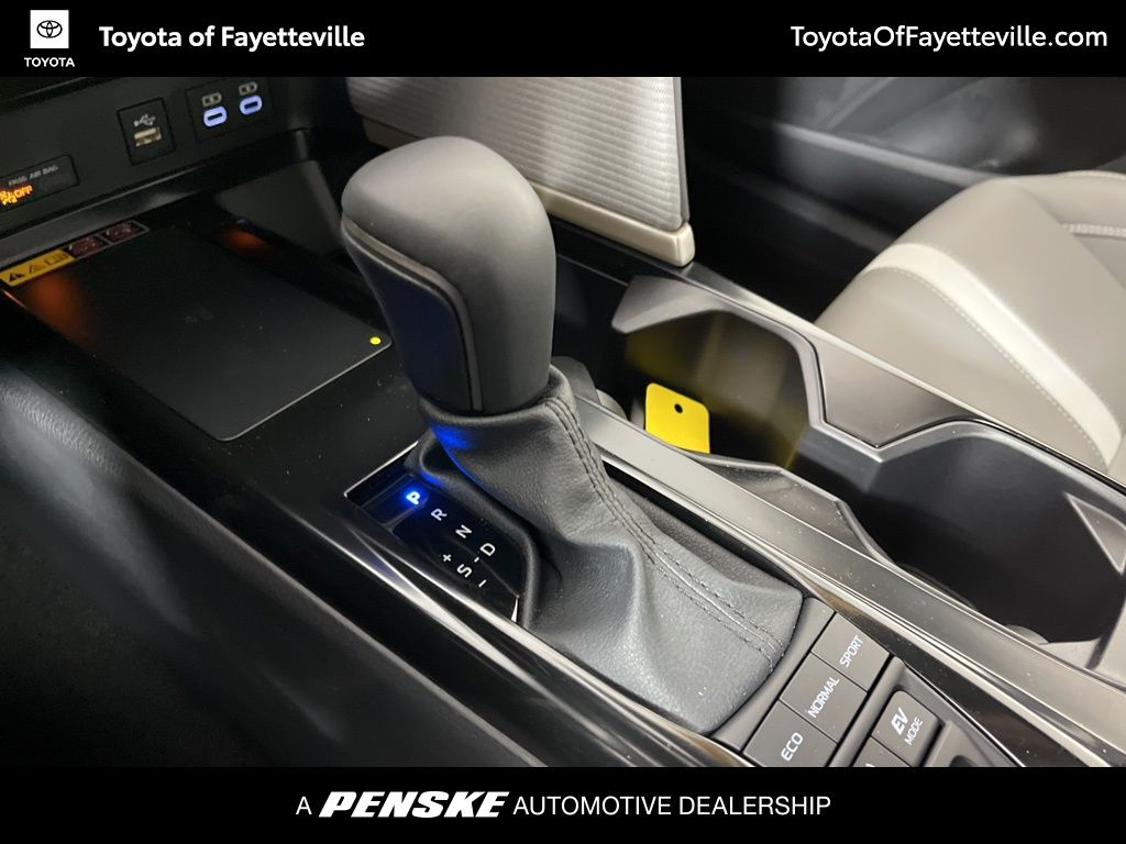 2025 Toyota Camry SE 31