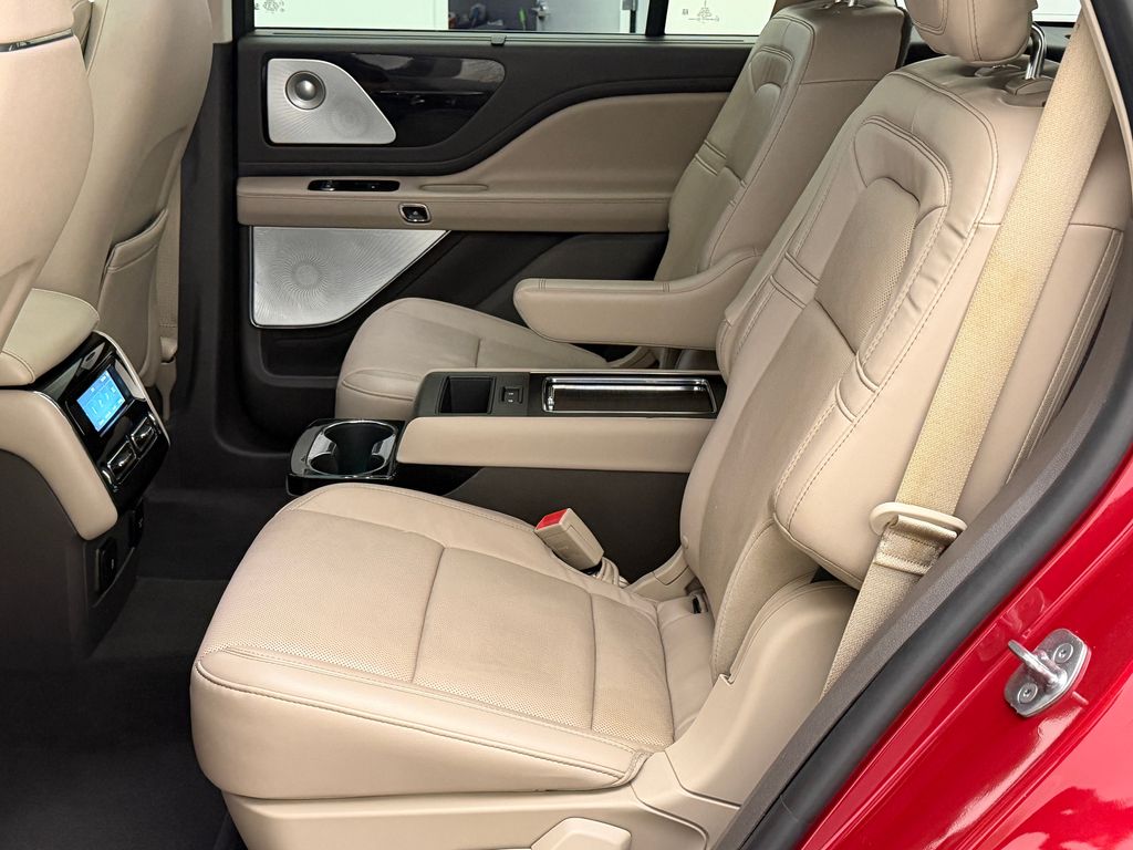 Thumbnail: 2021 Lincoln Aviator - 17