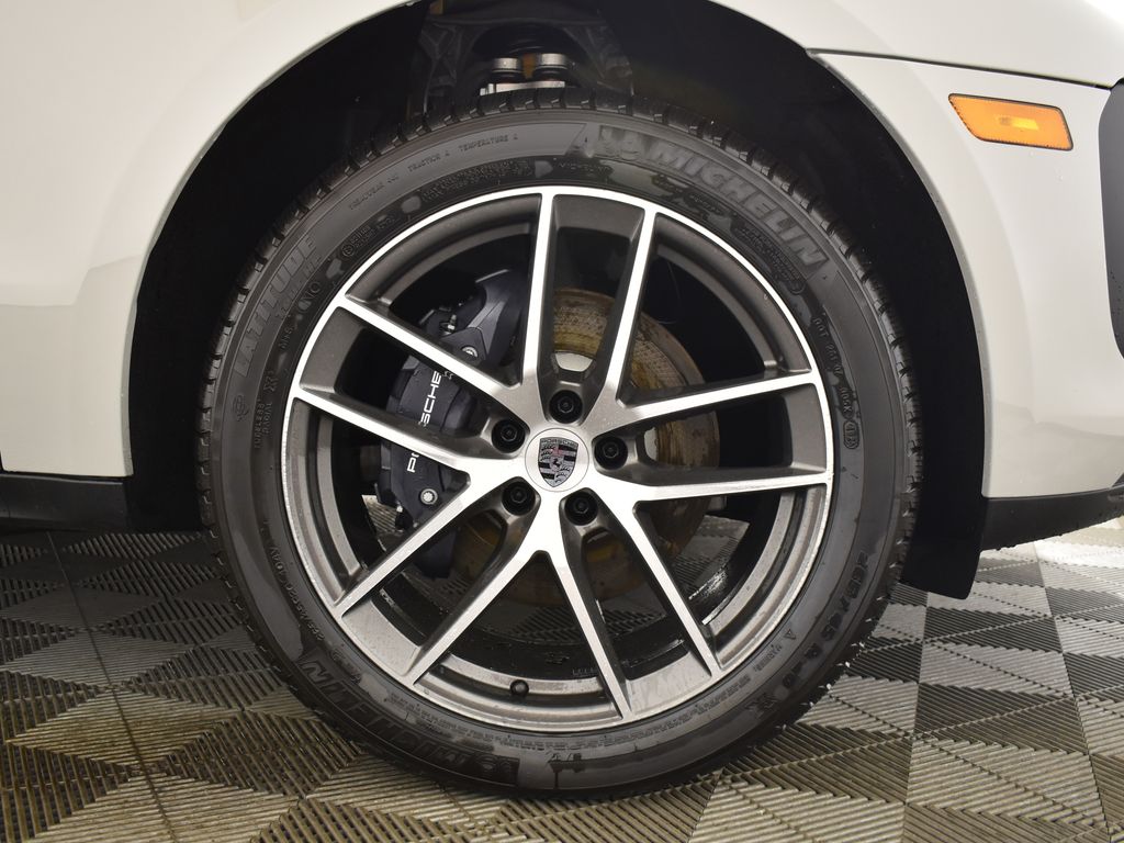 Thumbnail: 2026 Porsche Macan - 12