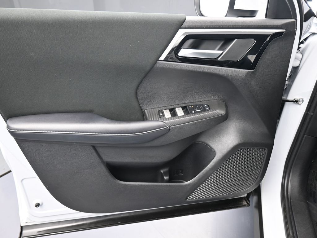 Used 2023 White Mitsubishi ES image 12