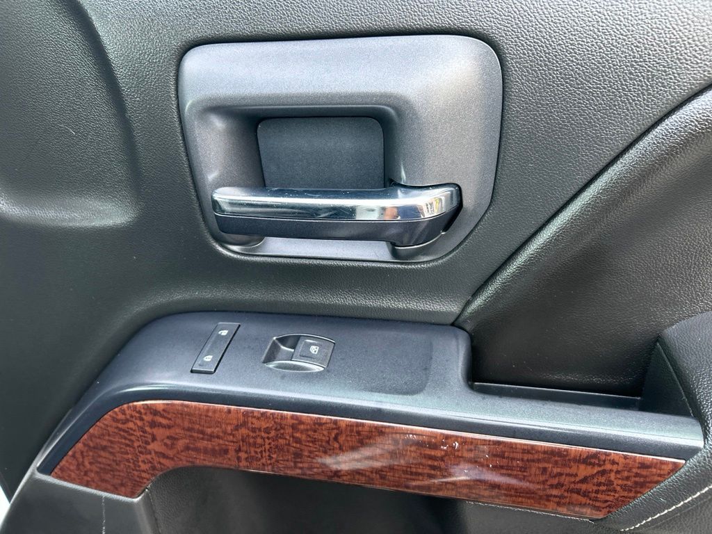 Used 2015 White GMC SLE image 23