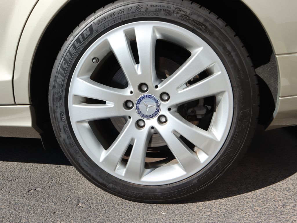 Thumbnail: 2011 Mercedes-Benz C-Class - 18