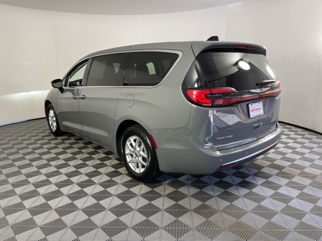 2023 Chrysler Pacifica Touring L 3