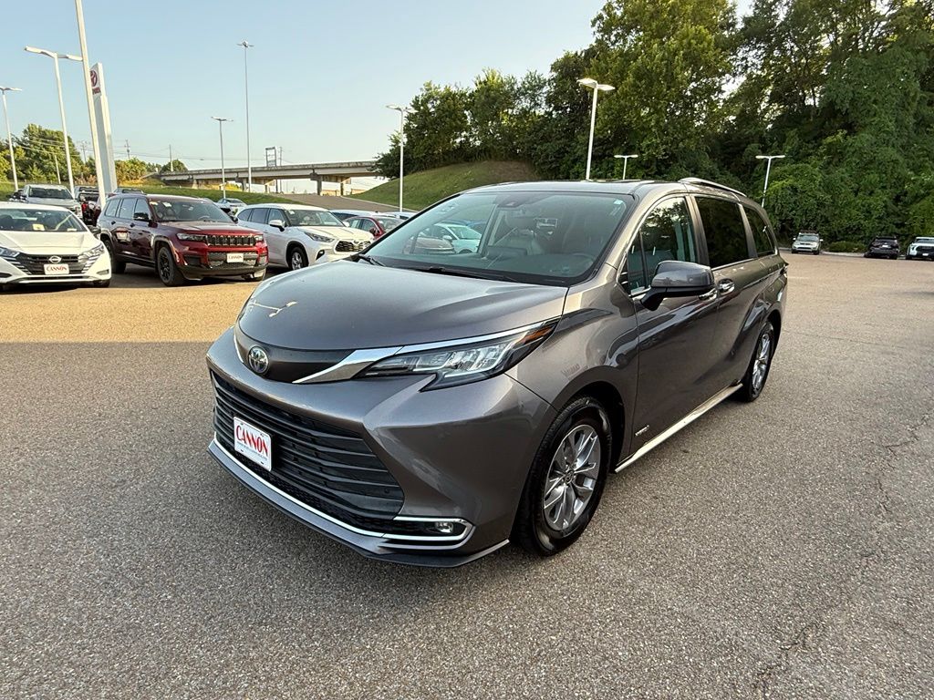 2021 Toyota Sienna XLE 7-Passenger FWD