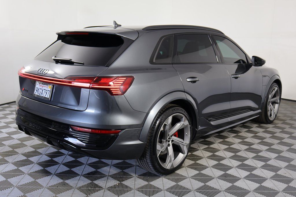 Thumbnail: 2024 Audi SQ8 e-tron - 4