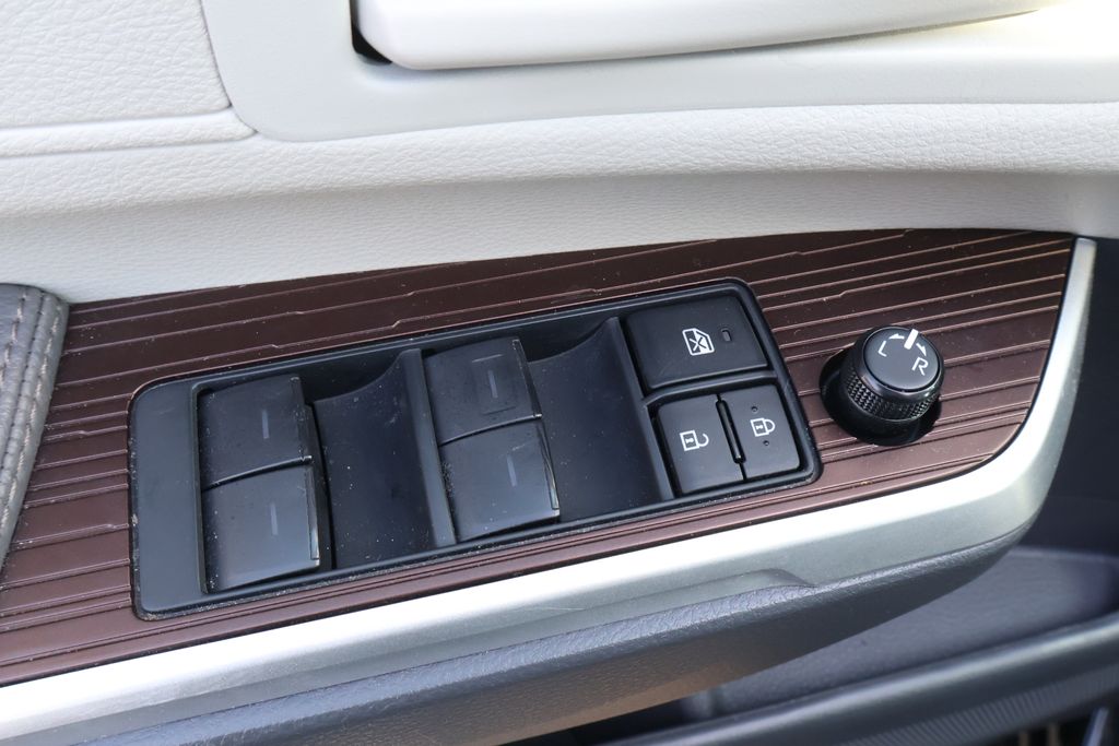 Thumbnail: 2024 Toyota Sienna - 14