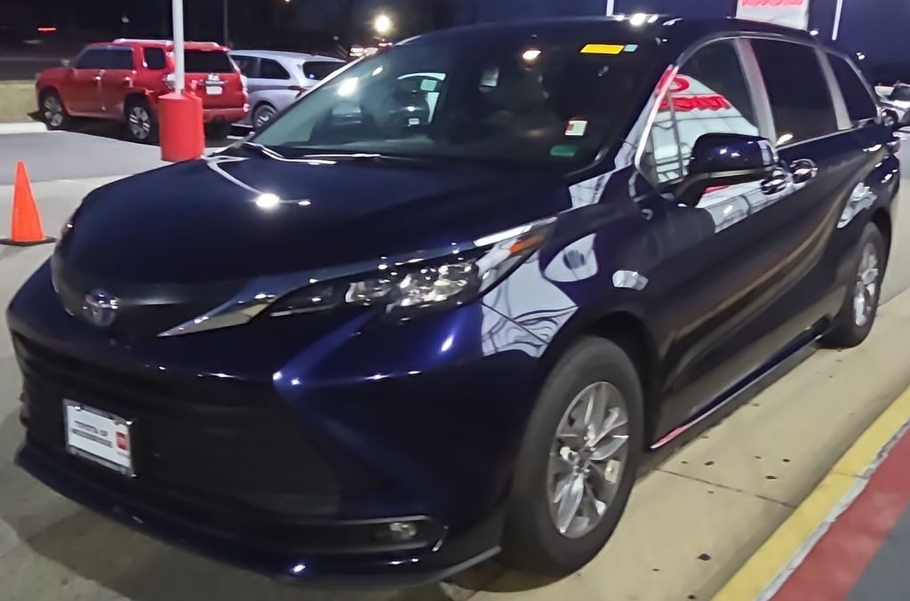 2025 Toyota Sienna XLE 7-Passenger FWD