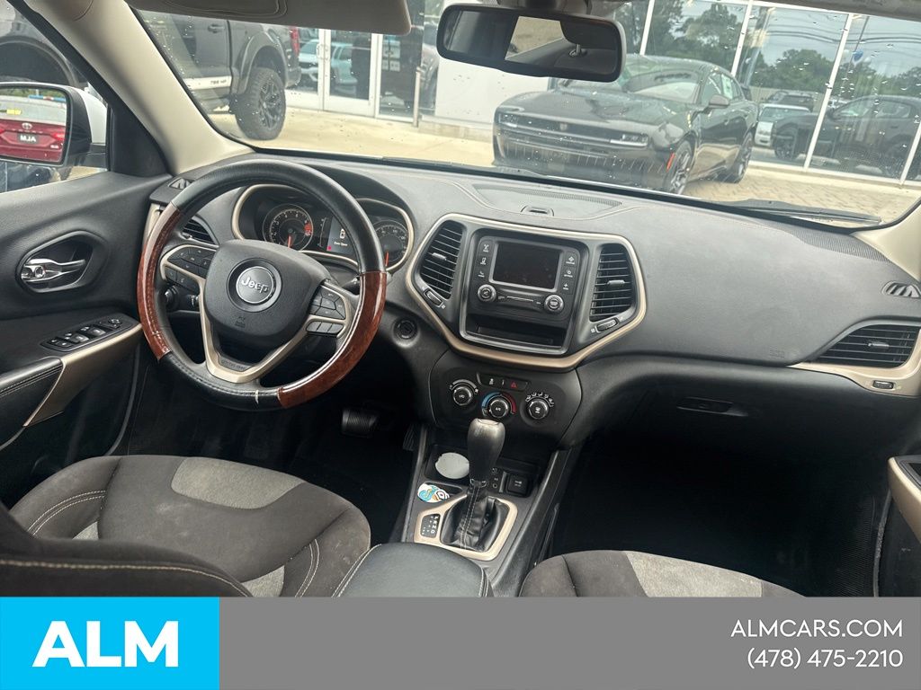 Used 2018 White Jeep Latitude image 9