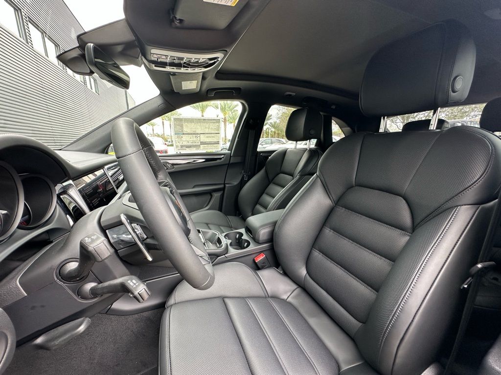 Thumbnail: 2026 Porsche Macan - 5