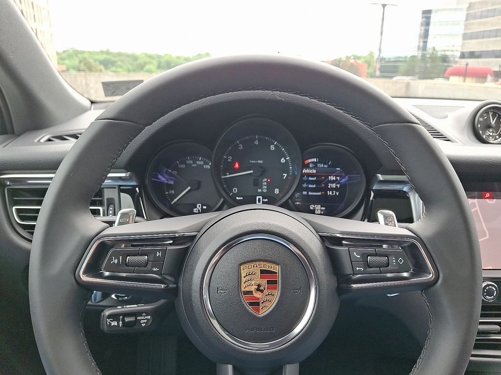 Thumbnail: 2025 Porsche Macan - 21