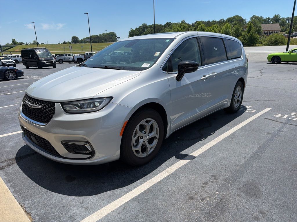 2024 Chrysler Pacifica Limited's photo