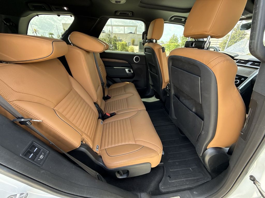 Thumbnail: 2018 Land Rover Discovery - 17