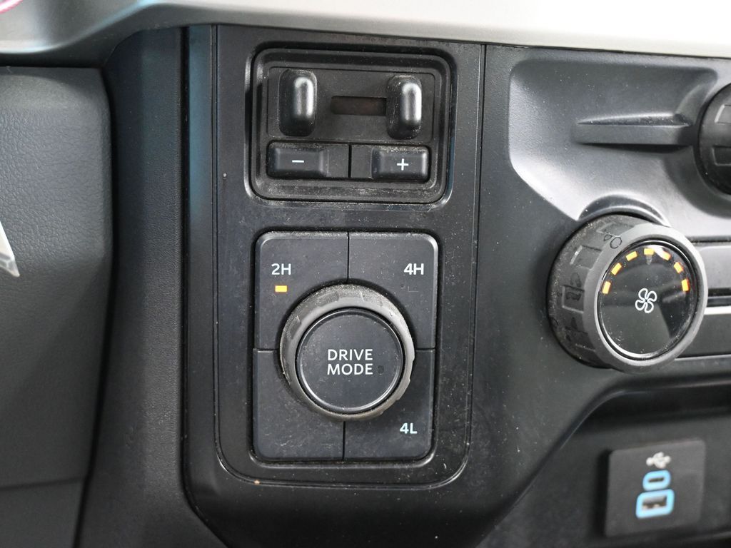 Used 2025 Oxford White Ford XLT image 31