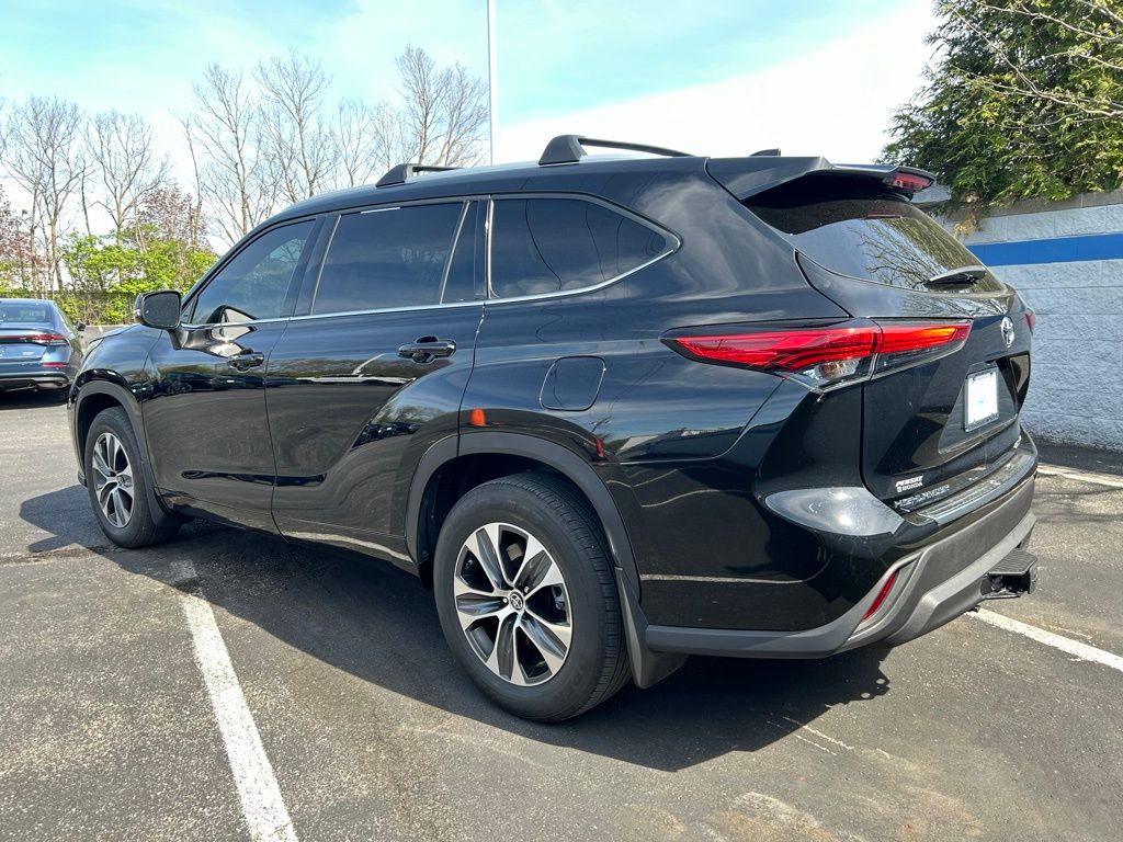 2022 Toyota Highlander XLE 3