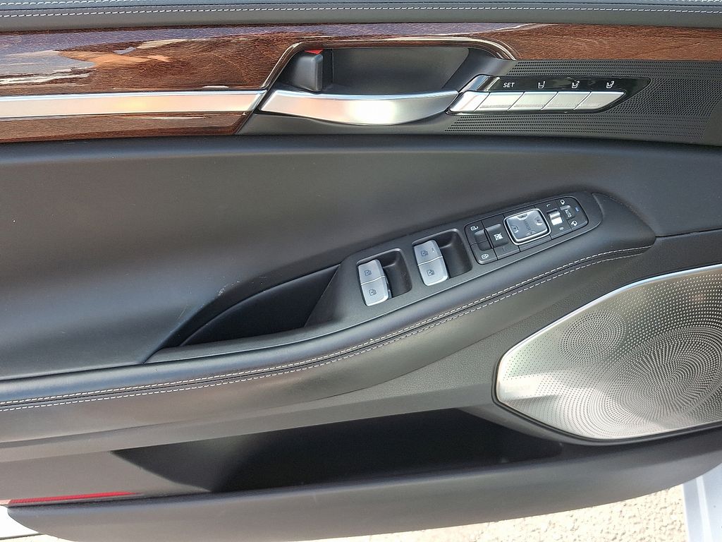 Thumbnail: 2017 Genesis G90 - 15