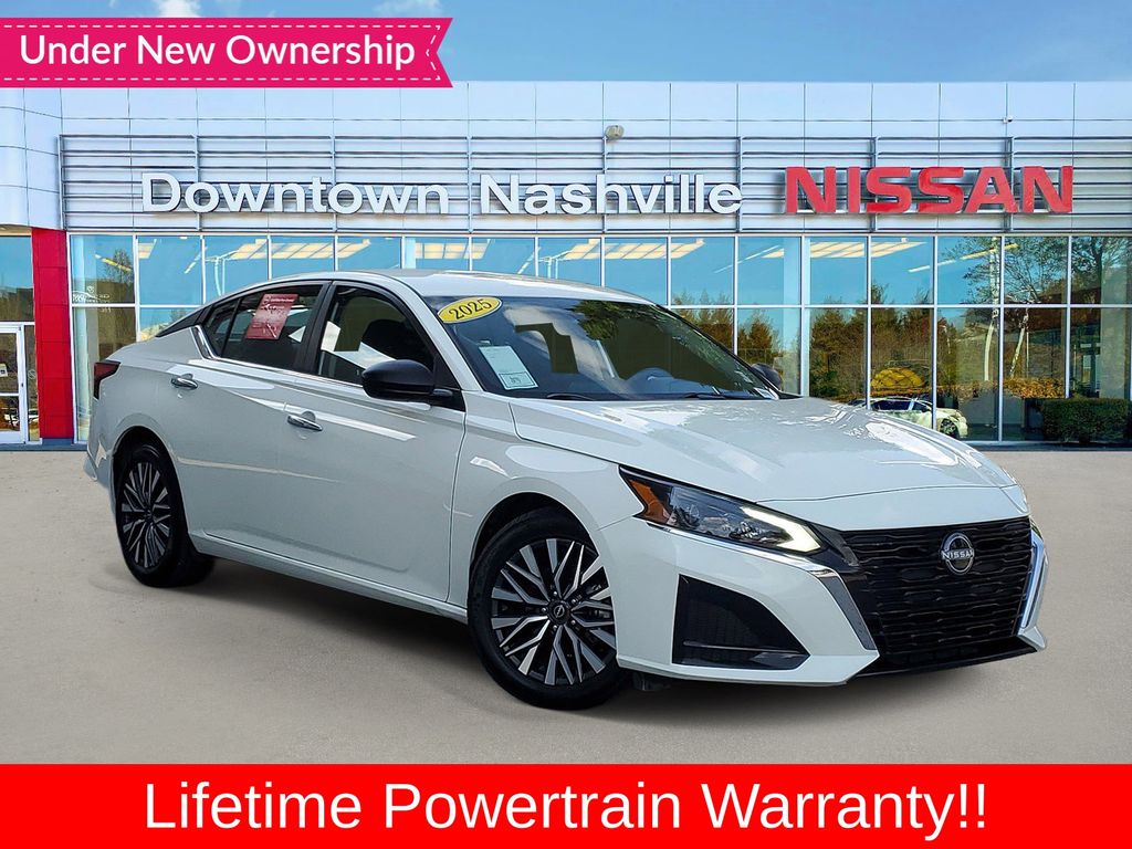 Glacier White 2025 Nissan Altima Sedan Front-Wheel Drive Continuously Variable Transmission