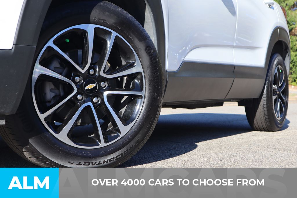 Used 2025 White Chevrolet LT image 3