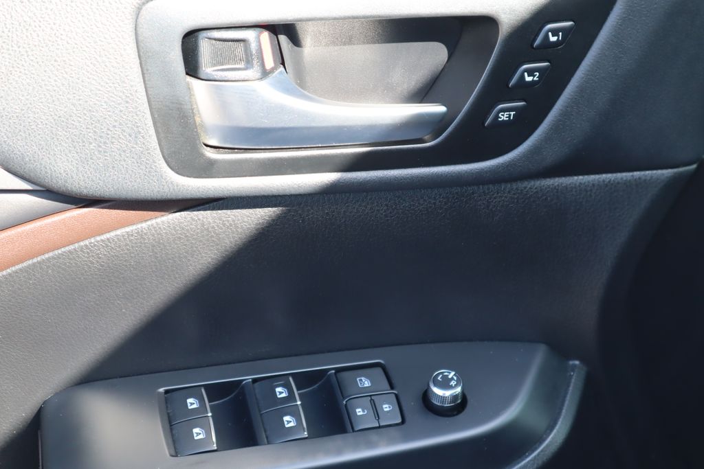 Thumbnail: 2019 Toyota Highlander - 23