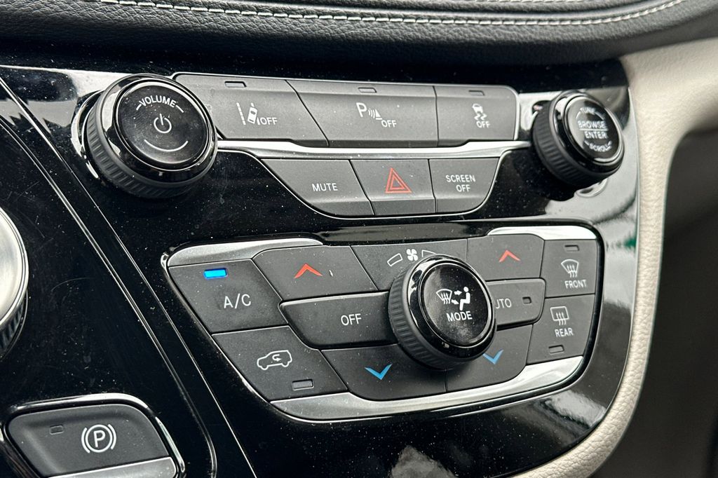 2023 Chrysler Pacifica Hybrid Touring L photo