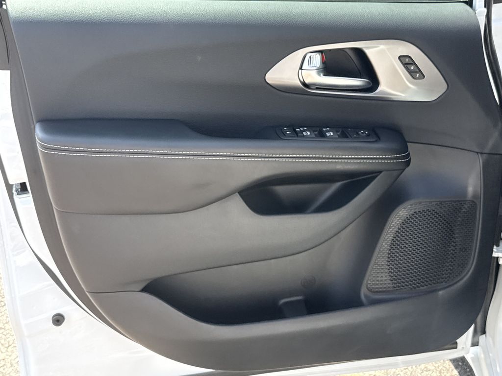 2026 Chrysler Pacifica Select White at River Oaks CDJR