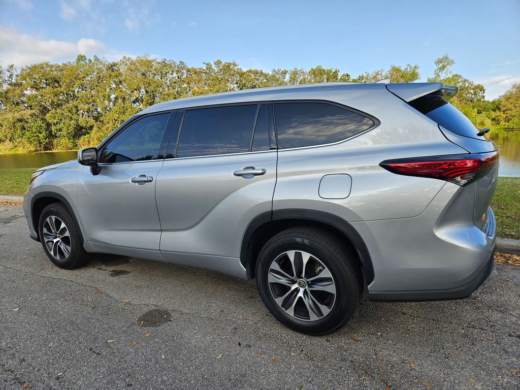 2022 Toyota Highlander XLE 3