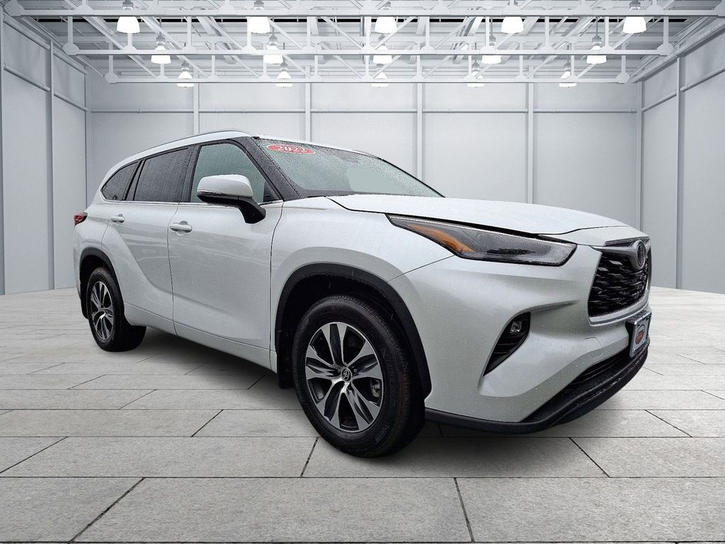 2022 Toyota Highlander XLE 3