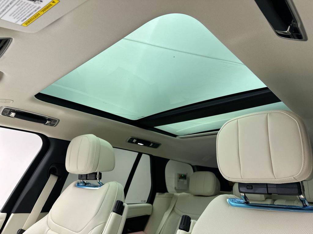 2025 Land Rover Range Rover SE 10