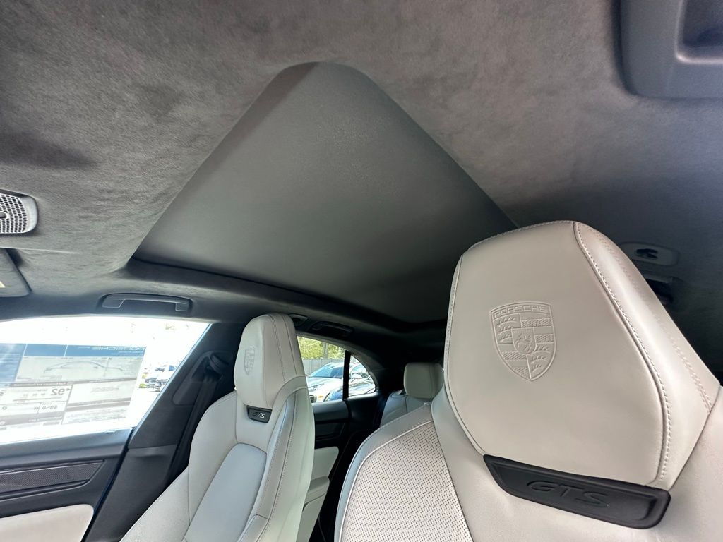 Thumbnail: 2026 Porsche Macan - 25