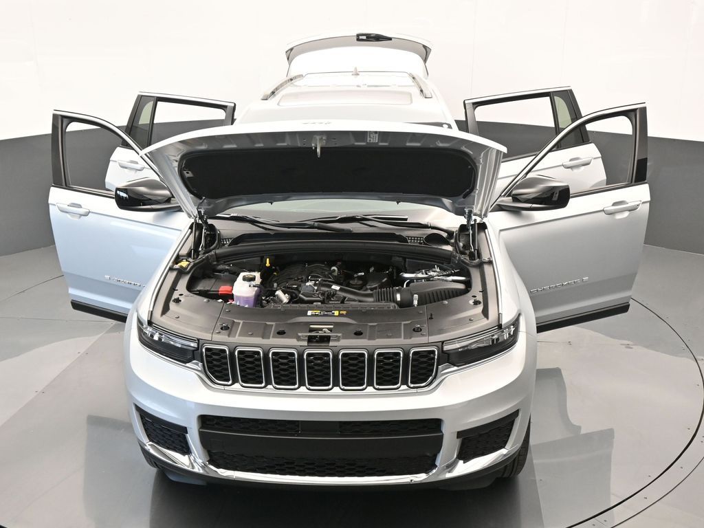 Used 2024 Silver Zynith Jeep Laredo image 62