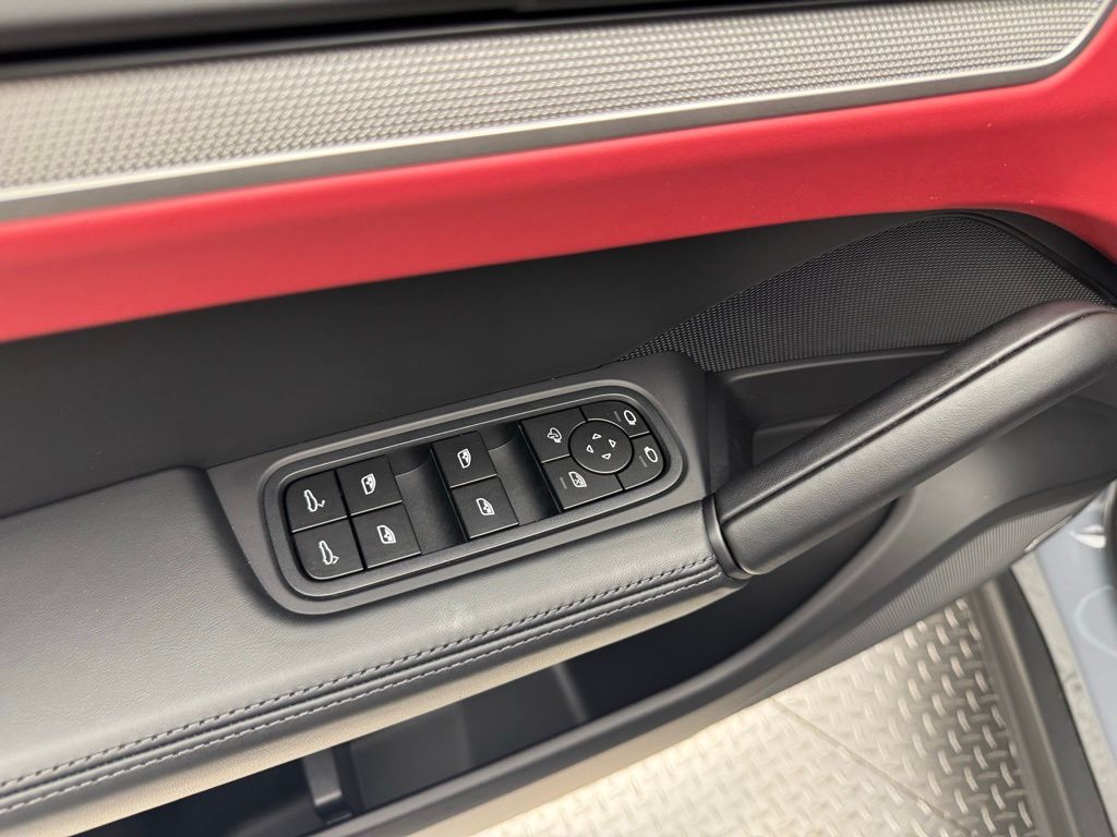 2025 Porsche Cayenne S 32