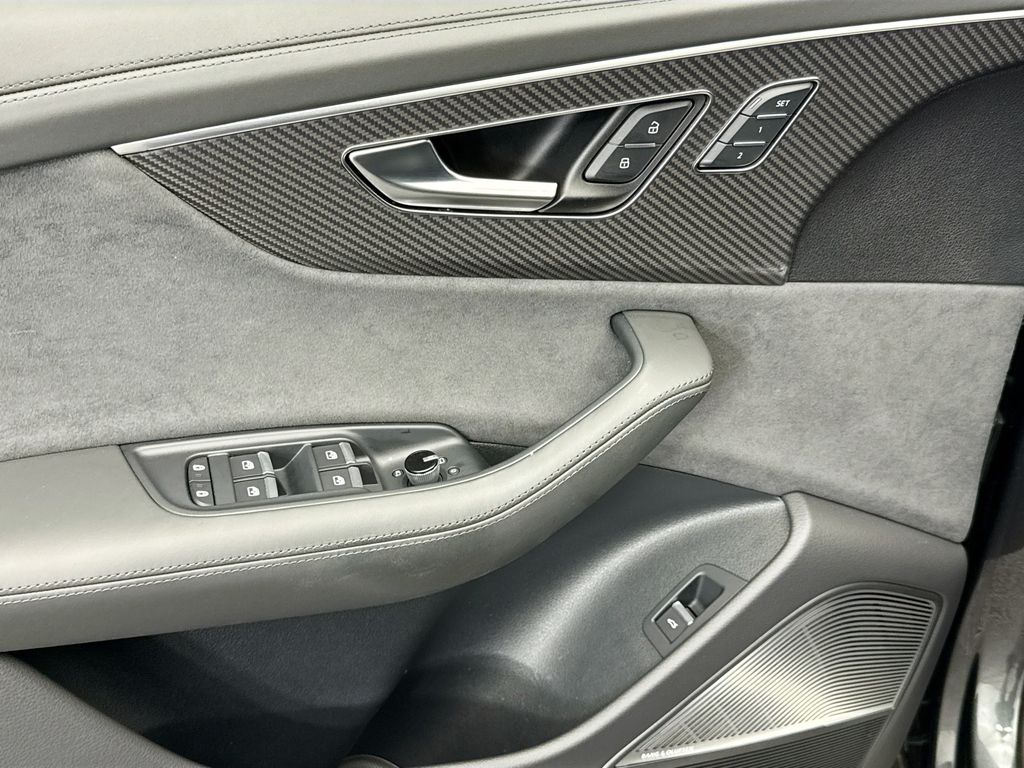 Thumbnail: 2025 Audi RS Q8 - 22