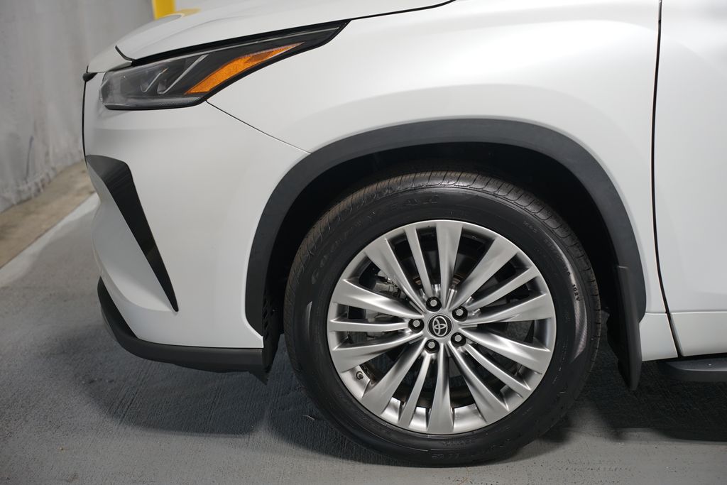 Thumbnail: 2022 Toyota Highlander - 5