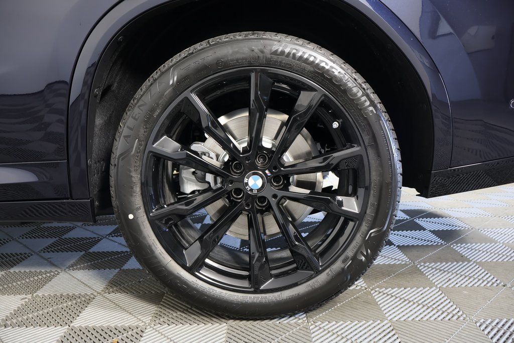 Thumbnail: 2025 BMW X4 - 10