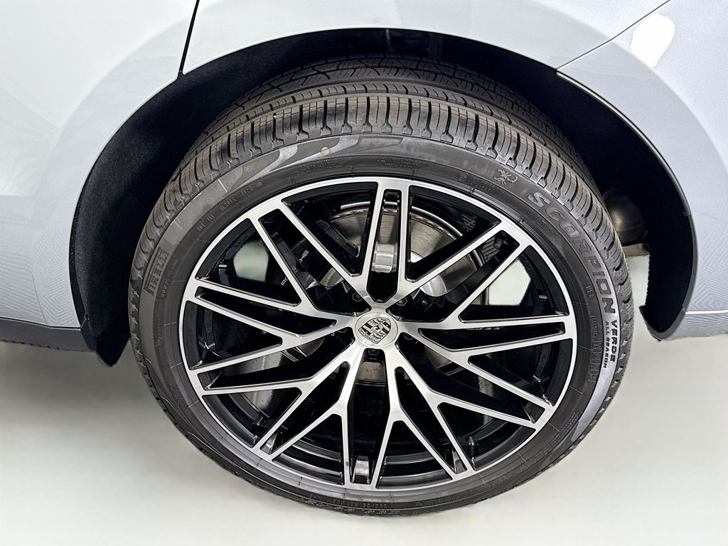 Thumbnail: 2026 Porsche Macan - 32