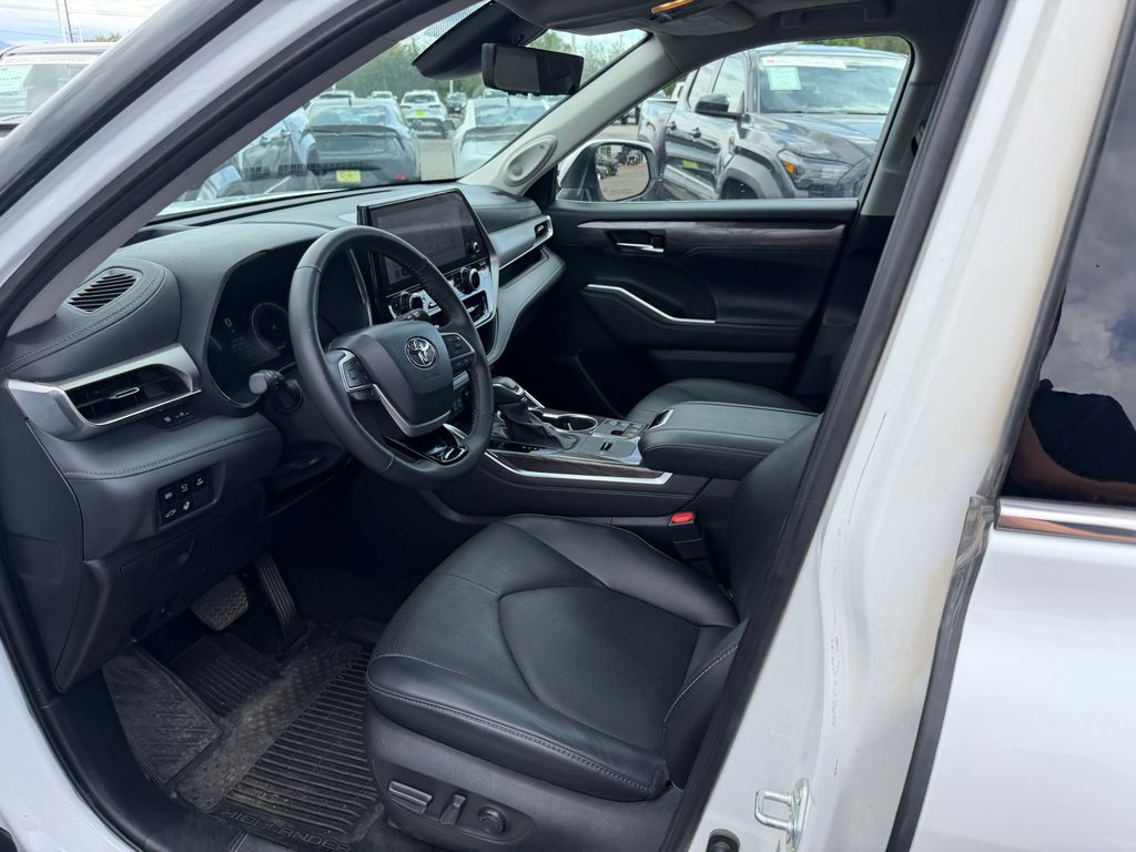Used 2024 Toyota Highlander Hybrid SUV