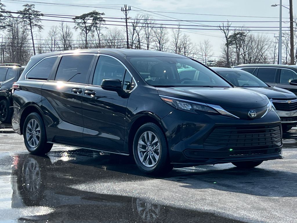 2024 Toyota Sienna LE 8-Passenger FWD