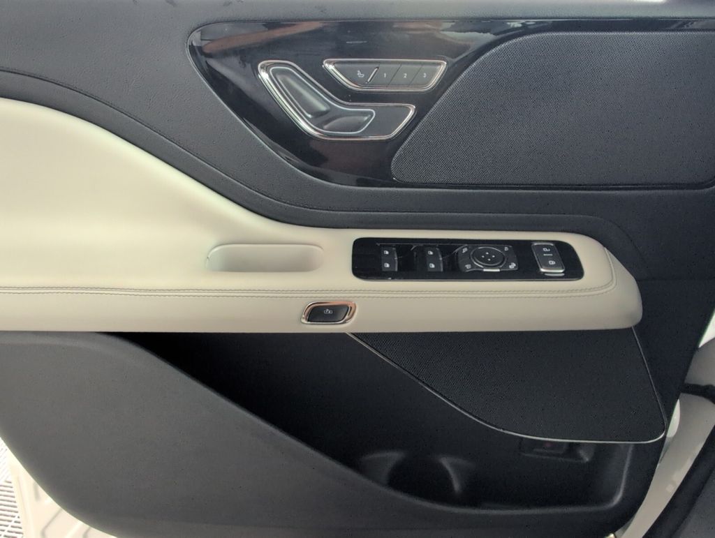 new 2025 Lincoln Aviator car, priced at $57,660