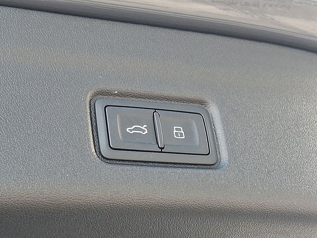 Thumbnail: 2025 Audi Q6 e-tron - 28