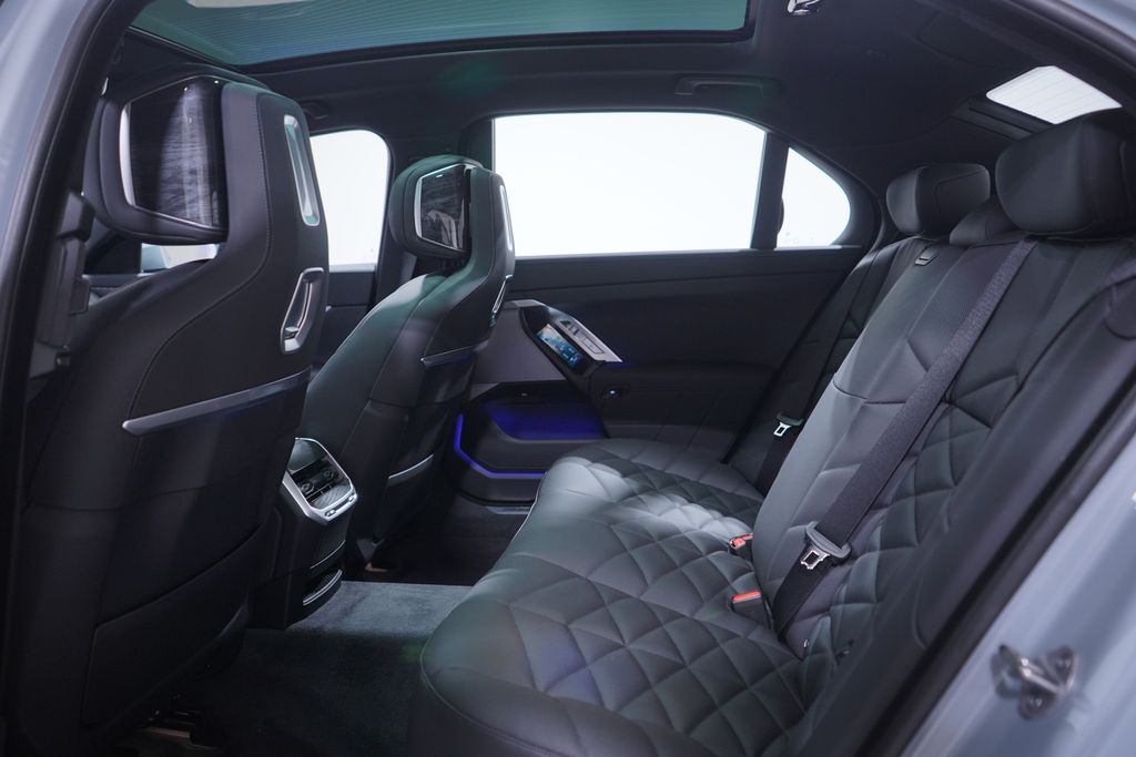 Thumbnail: 2026 BMW 7 Series - 9