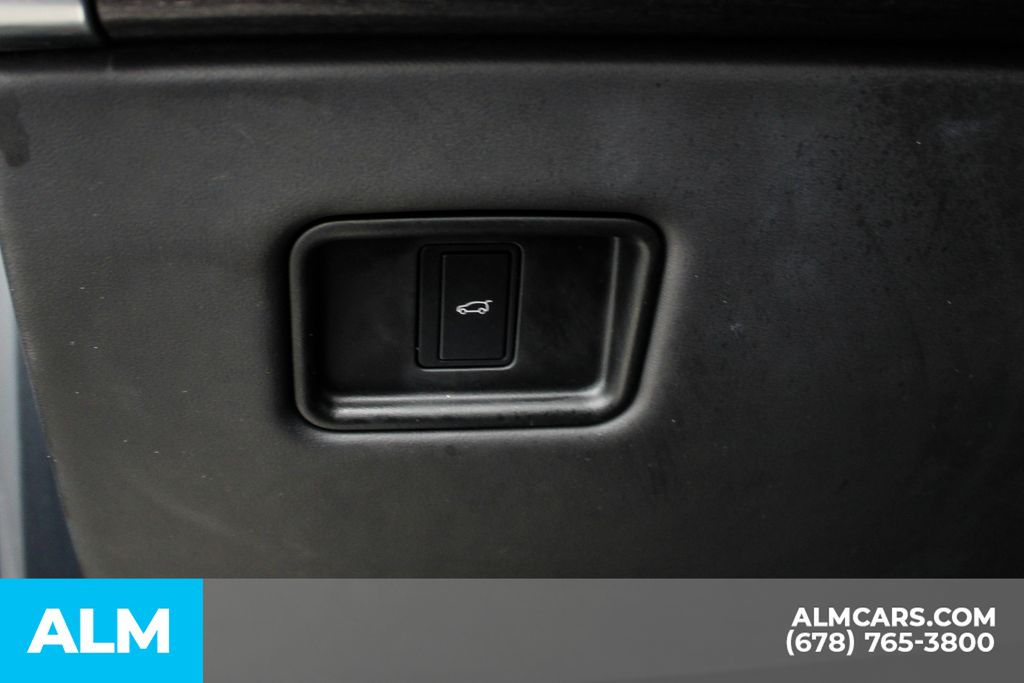 Used 2023 Gray Land Rover SE image 34
