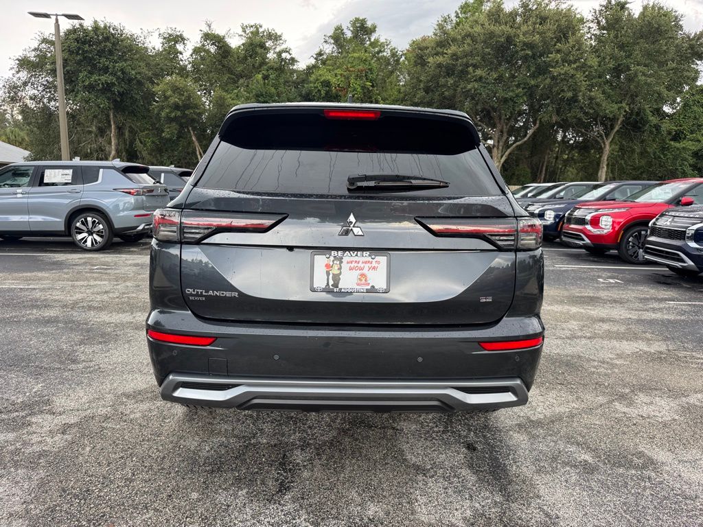 2025 Mitsubishi Outlander SE photo 4
