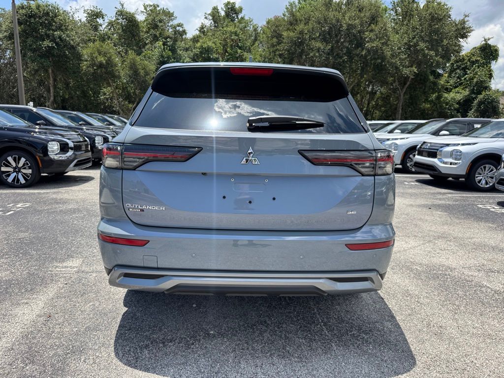 2025 Mitsubishi Outlander SE photo 4