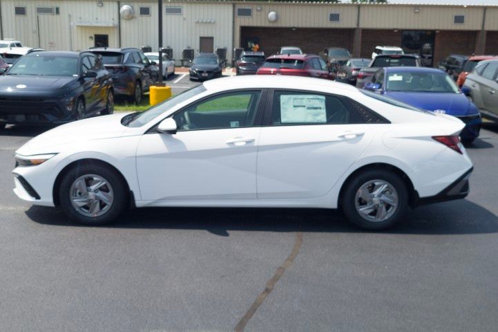 New 2026 White Hyundai SE image 8