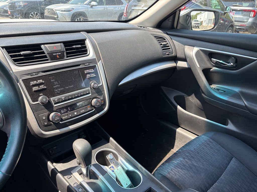 Used 2017 Silver Nissan 2.5 SV image 18