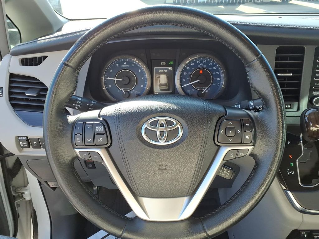 Used 2019 White Toyota XLE Premium image 19