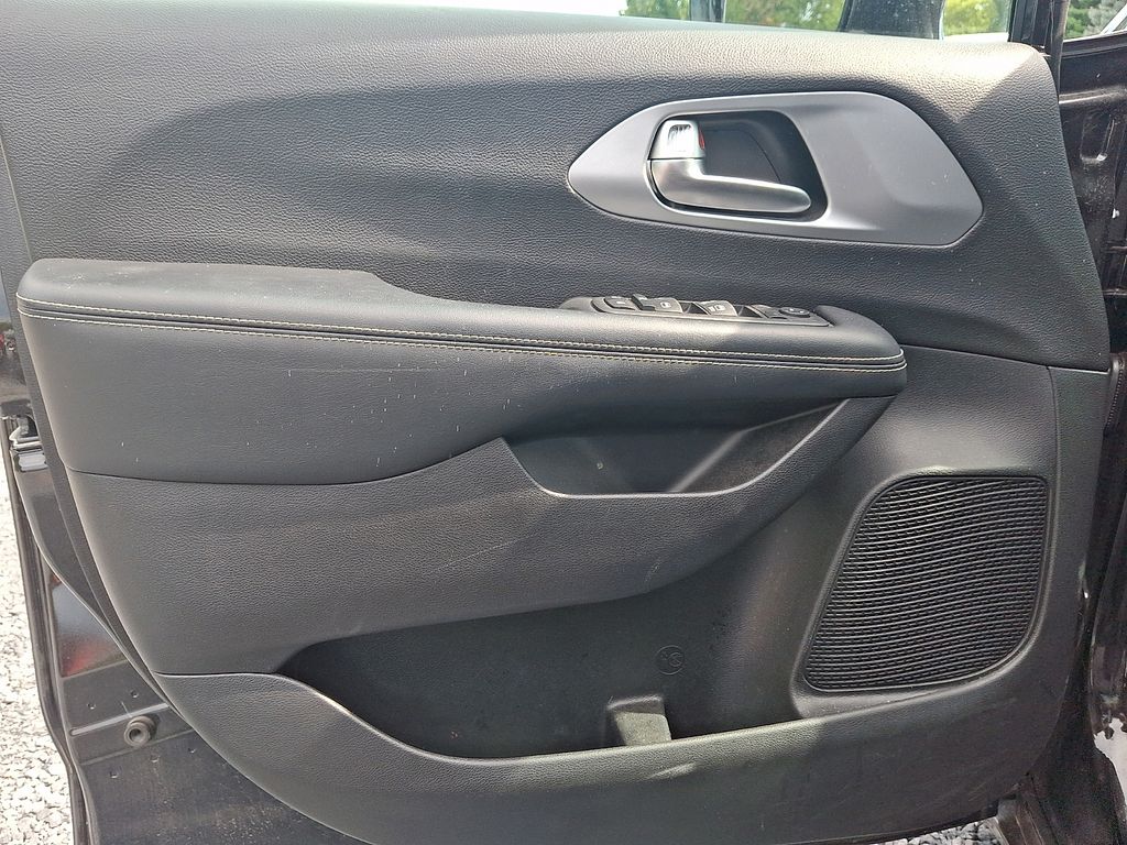 2022 Chrysler Pacifica Touring Black at South Hills CDJR