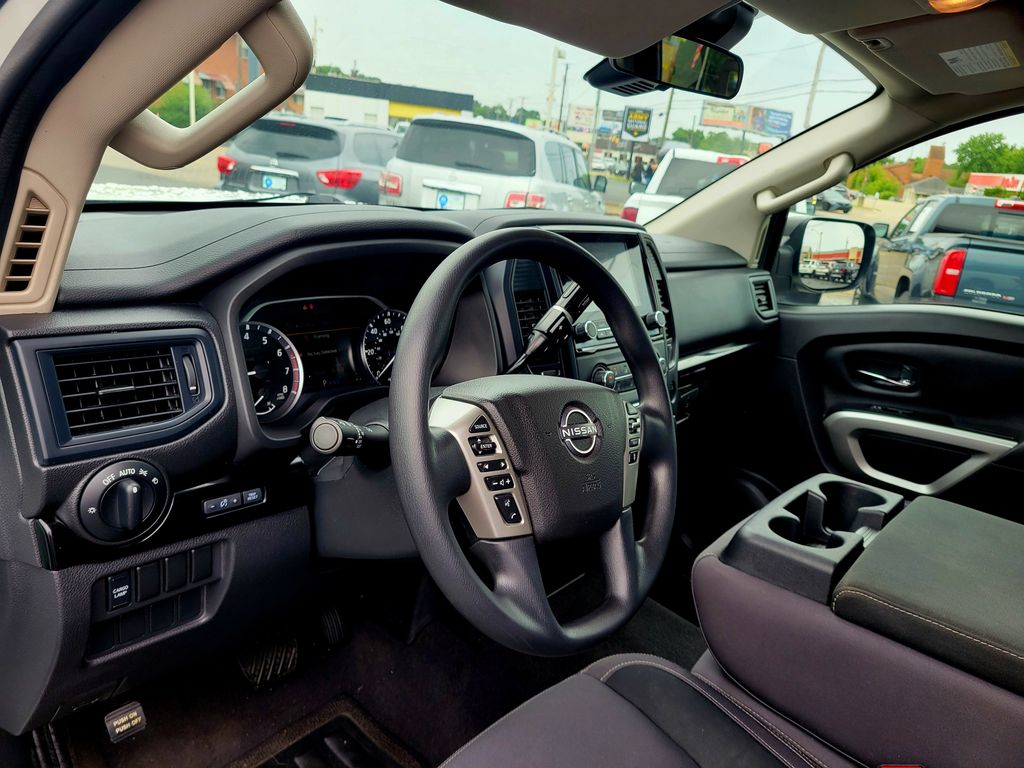 Photo 4 of 2023 Nissan Titan SV